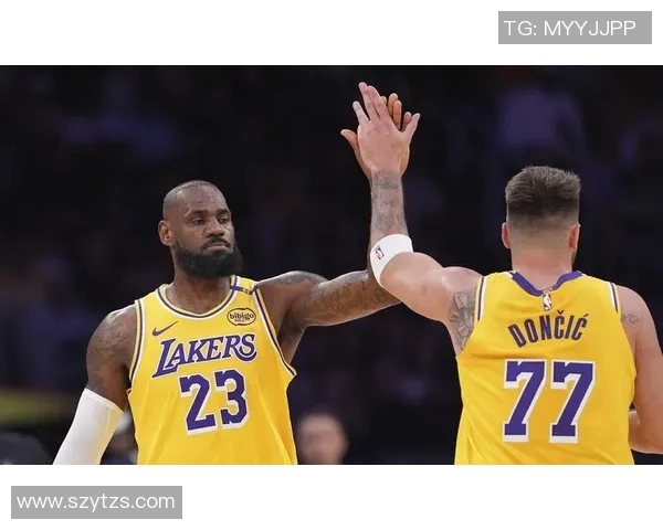 詹姆斯带领湖人逆转胜勇士,继续领跑西部排名